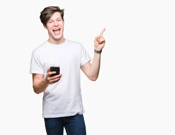 Молодой Человек Использующий Смартфон Изолированном Фоне Доволен Указывая Рукой Пальцем — стоковое фото