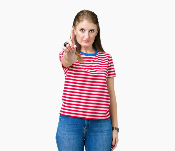中年成熟的女人穿着休闲 T恤在孤立的背景指向用手指和愤怒的表情 — 图库照片