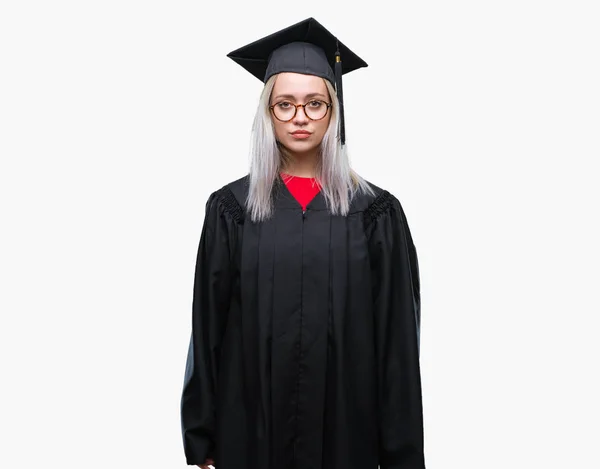 Mladá Blond Žena Nosí Postgraduální Uniforma Izolované Pozadí Vážným Výrazem — Stock fotografie