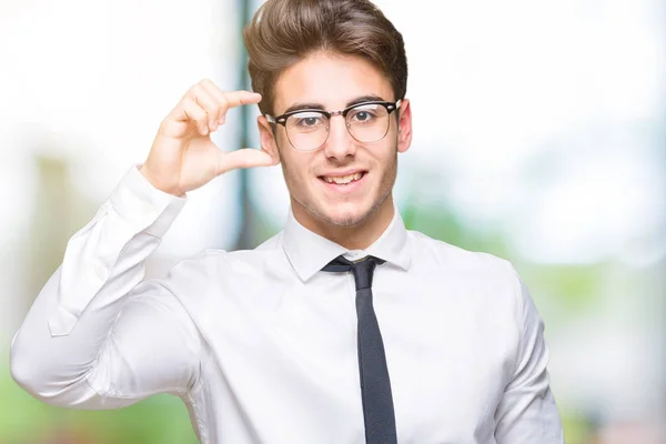 Giovane Uomo Affari Indossa Occhiali Sfondo Isolato Sorridente Fiducioso Gesticolando — Foto Stock