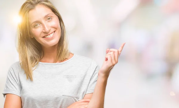 Junge Schöne Frau Vor Isoliertem Hintergrund Mit Einem Breiten Lächeln — Stockfoto