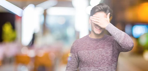 Homem Bonito Jovem Usando Óculos Sobre Fundo Isolado Sorrindo Rindo — Fotografia de Stock