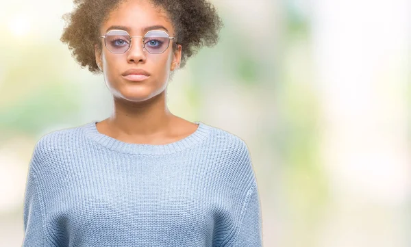 年轻的美国黑人妇女戴着眼镜 在孤立的背景 面部表情严肃 简单而自然地看着相机 — 图库照片