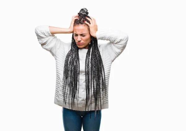 若い編んだので必死と強調した頭痛に苦しんで孤立の背景の上にセーターを着ている髪アフリカ系アメリカ人少女の痛みと片頭痛 頭に手 — ストック写真