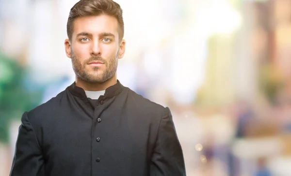Unga Katolska Kristen Präst Man Över Isolerade Bakgrund Med Allvarliga — Stockfoto