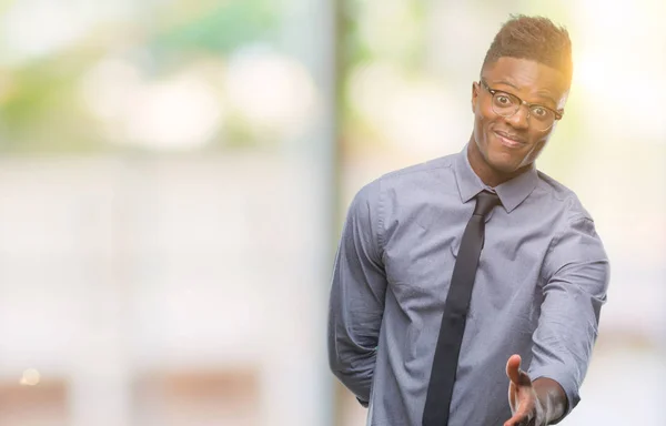 Unga Afroamerikanska Affärsman Över Isolerade Bakgrund Leende Vänliga Erbjudande Handslag — Stockfoto