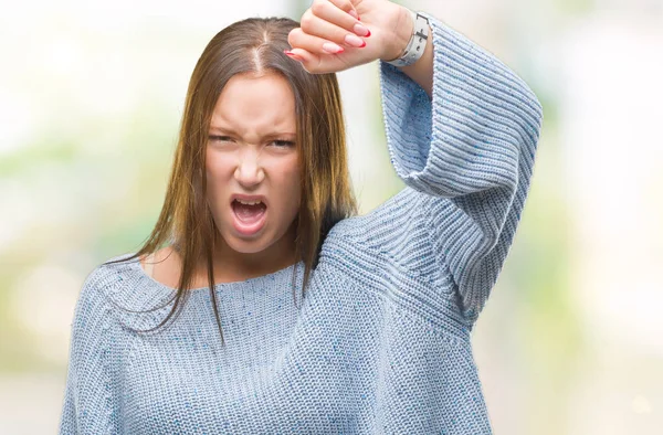 年轻美丽的白人妇女穿着冬季毛衣在孤立的背景愤怒和疯狂地举起拳头沮丧和愤怒 而大喊大叫 愤怒和激进的概念 — 图库照片