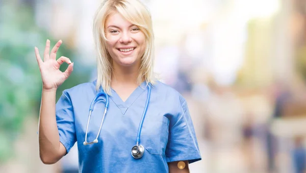 Jeune Belle Femme Blonde Médecin Portant Uniforme Médical Sur Fond — Photo