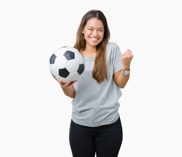 Junge Schöne Brünette Frau Hält Fußballball Über Isoliertem Hintergrund Schreit — Stockfoto