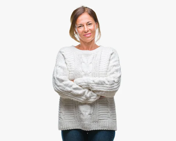 中年资深西班牙裔妇女穿着冬季毛衣在孤立的背景下快乐的脸微笑着交叉双臂看着相机 积极的人 — 图库照片