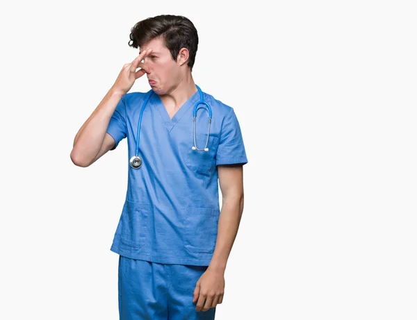 Junger Arzt Arztuniform Über Isoliertem Hintergrund Der Etwas Stinkendes Und — Stockfoto
