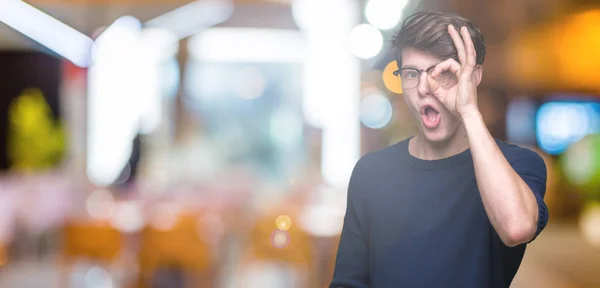 Joven Hombre Guapo Con Gafas Sobre Fondo Aislado Haciendo Gesto — Foto de Stock