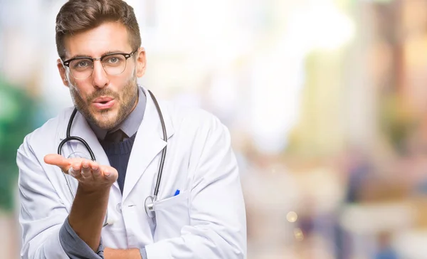 Jovem Homem Médico Bonito Sobre Fundo Isolado Olhando Para Câmera — Fotografia de Stock