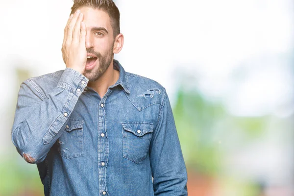 Joven Hombre Guapo Sobre Fondo Aislado Cubriendo Ojo Con Mano —  Fotos de Stock