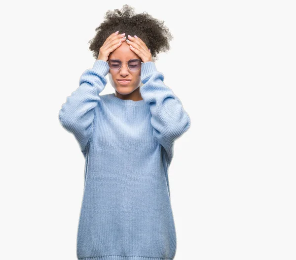Młody Afro American Kobieta Okularach Białym Tle Cierpiących Ból Głowy — Zdjęcie stockowe