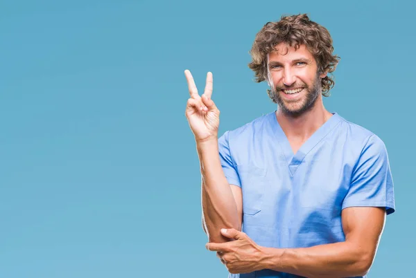 Guapo Cirujano Hispano Médico Sobre Fondo Aislado Sonriendo Con Cara — Foto de Stock