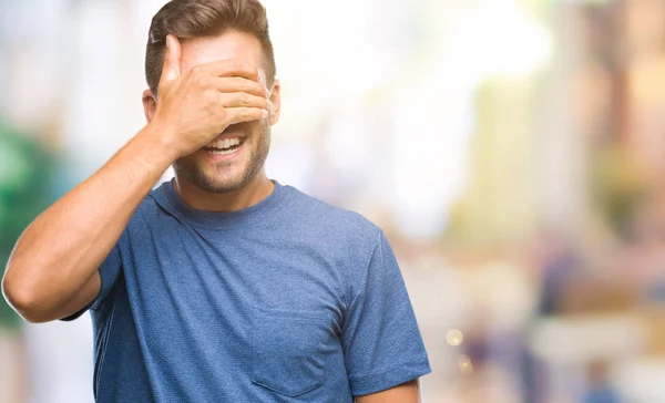 Jovem Homem Bonito Sobre Fundo Isolado Sorrindo Rindo Com Mão — Fotografia de Stock