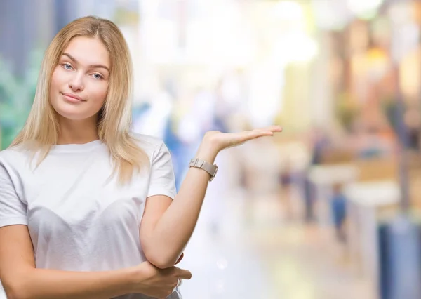 Joven Mujer Caucásica Sobre Fondo Aislado Sonriente Alegre Presentando Señalando — Foto de Stock