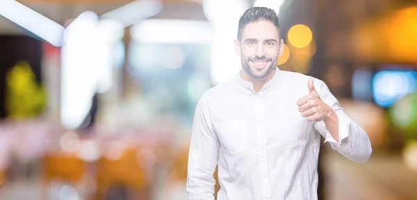 Joven Hombre Negocios Sobre Fondo Aislado Haciendo Gesto Feliz Pulgares —  Fotos de Stock