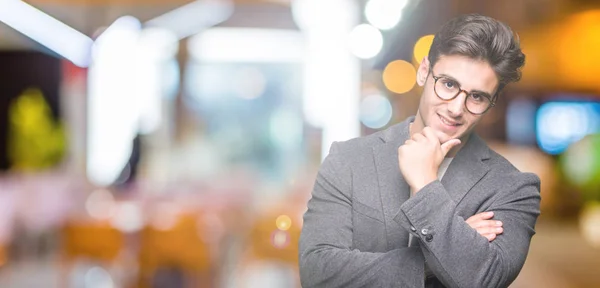 Mladí Obchodní Muž Nosí Brýle Izolované Pozadí Sebevědomým Kameru Úsměvem — Stock fotografie