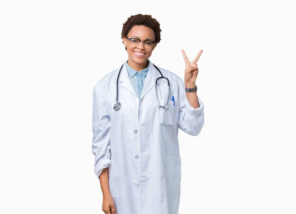 Joven Mujer Médica Afroamericana Con Abrigo Médico Sobre Fondo Aislado — Foto de Stock