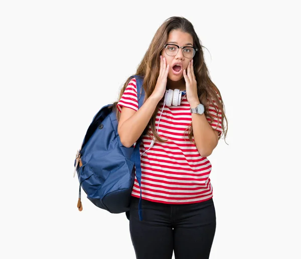 Jovem Bela Estudante Morena Usando Fones Ouvido Mochila Sobre Fundo — Fotografia de Stock