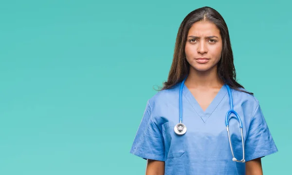 Unga Arabiska Läkare Kirurg Kvinna Över Isolerade Bakgrund Skeptiker Och — Stockfoto