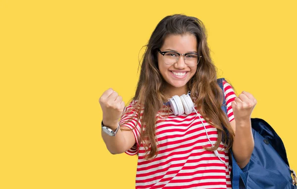 Joven Hermosa Estudiante Morena Con Auriculares Mochila Sobre Fondo Aislado — Foto de Stock
