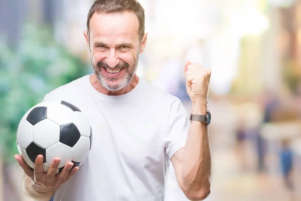 中年白发老人拿着足球在孤立的背景下尖叫骄傲和庆祝胜利和成功非常兴奋 欢呼情绪 — 图库照片
