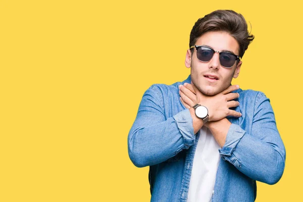 Young Handsome Man Wearing Sunglasses Isolated Background Shouting Suffocate Because — Stock Photo, Image