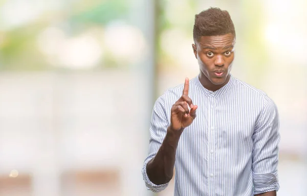 Giovane Uomo Afroamericano Sfondo Isolato Mostrando Indicando Con Dito Numero — Foto Stock