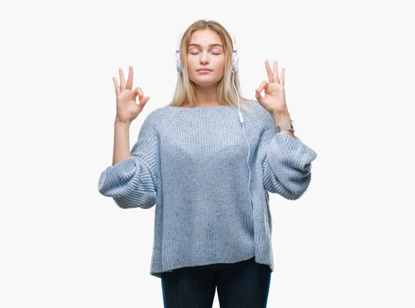 Νεαρή Γυναίκα Καυκάσιος Ακούγοντας Μουσική Χαλαρώσετε Φορώντας Ακουστικά Πέρα Από — Φωτογραφία Αρχείου