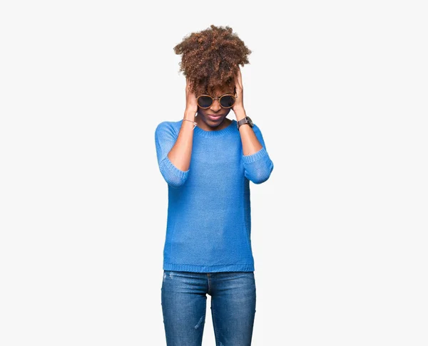 サングラスをかけているので絶望的でストレスの頭痛に苦しんで孤立の背景の上の美しい若いアフリカ系アメリカ人女性の痛みと片頭痛 頭に手 — ストック写真