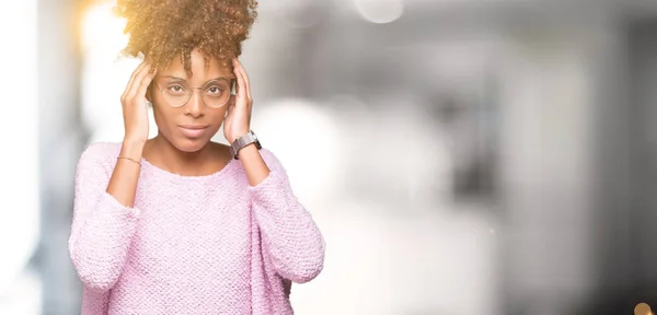 Linda Jovem Afro Americana Usando Óculos Sobre Fundo Isolado Com — Fotografia de Stock