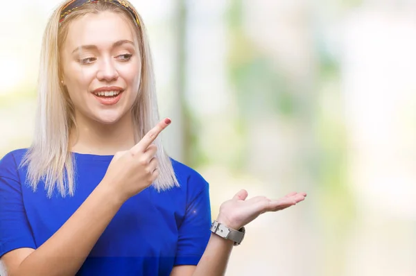 Jovem Loira Sobre Fundo Isolado Espantado Sorrindo Para Câmera Apresentar — Fotografia de Stock