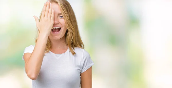 Belle Jeune Femme Portant Shirt Blanc Décontracté Sur Fond Isolé — Photo