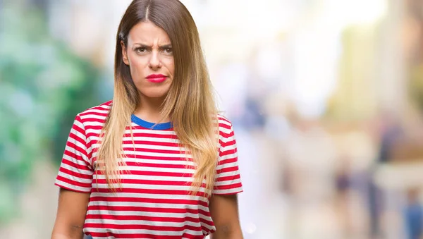 Junge Schöne Frau Lässig Blick Über Isolierten Hintergrund Skeptisch Und — Stockfoto