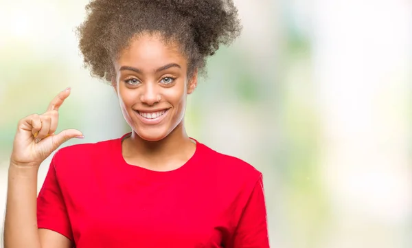 Unga Afro Amerikansk Kvinna Över Isolerade Bakgrund Leende Och Självsäker — Stockfoto