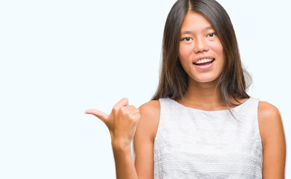 Jonge Aziatische Vrouw Geïsoleerde Achtergrond Glimlachend Met Blij Gezicht Kijken — Stockfoto