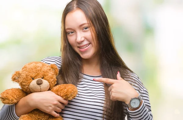 Joven Mujer Caucásica Sosteniendo Osito Peluche Sobre Fondo Aislado Muy —  Fotos de Stock