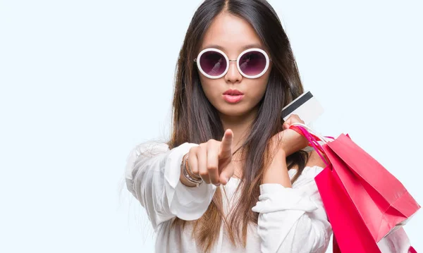Jonge Aziatische Vrouw Bedrijf Boodschappentassen Verkoop Geïsoleerde Achtergrond Met Vinger — Stockfoto