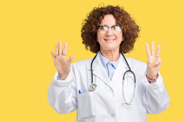 Medio Ager Médico Senior Mujer Sobre Aislado Fondo Mostrando Apuntando —  Fotos de Stock