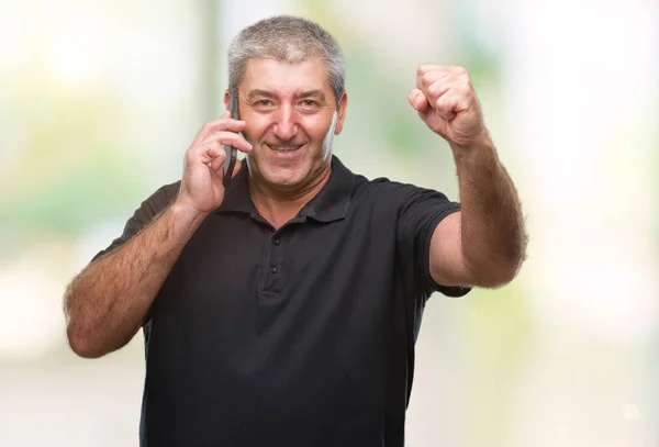 Pěkný Starší Muž Mluví Smartphone Izolované Pozadí Naštvaný Frustrovaný Výkřiky — Stock fotografie