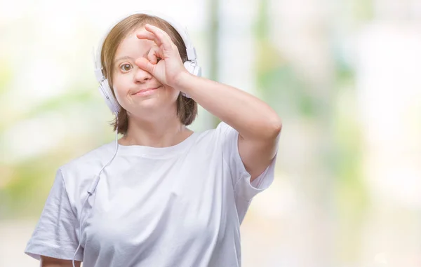 Junge Erwachsene Frau Mit Syndrom Trägt Kopfhörer Über Isoliertem Hintergrund — Stockfoto