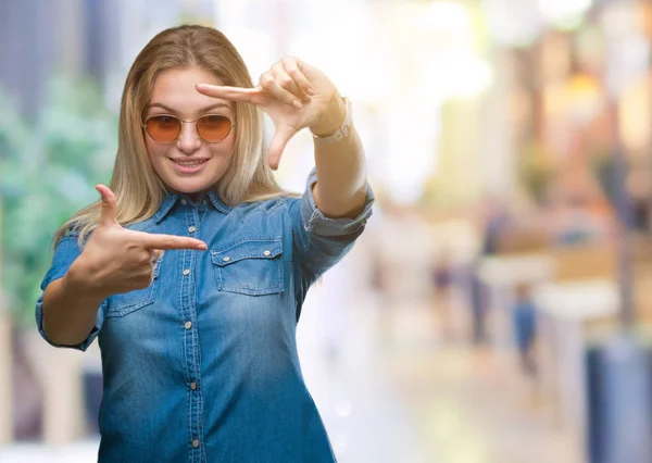 Jonge Kaukasische Vrouw Dragen Van Een Zonnebril Geïsoleerde Achtergrond Glimlachend — Stockfoto