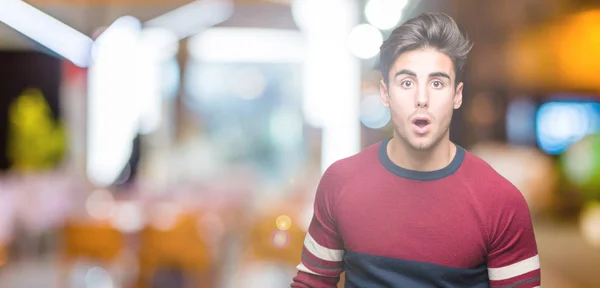 Joven Hombre Guapo Sobre Fondo Aislado Miedo Conmocionado Con Expresión — Foto de Stock