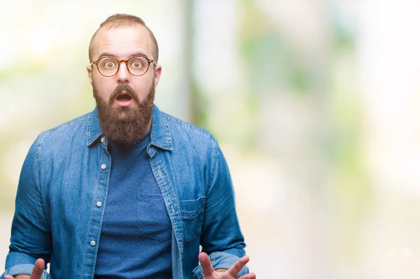 Joven Hombre Hipster Caucásico Con Gafas Sobre Fondo Aislado Asustado —  Fotos de Stock