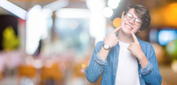 Homem Bonito Jovem Usando Óculos Sobre Fundo Isolado Sorrindo Confiante — Fotografia de Stock