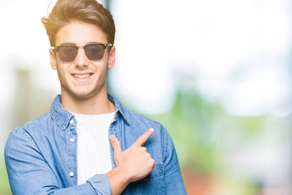 Junger Gutaussehender Mann Mit Sonnenbrille Über Isoliertem Hintergrund Fröhlich Mit — Stockfoto