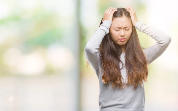 在孤独的背景下 年轻的亚洲妇女患头痛绝望和紧张 因为疼痛和偏头痛 手在头上 — 图库照片